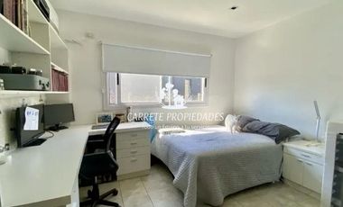 Casa en venta de 4 ambientes, pileta y cochera. Barrio San Sebastián