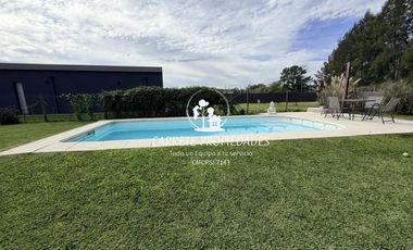 Casa en venta de 4 ambientes, pileta y cochera. Barrio San Sebastián