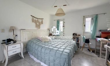 Casa en venta de 4 ambientes, pileta y cochera. Barrio San Sebastián