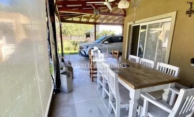Casa en venta de 4 ambientes, pileta y cochera. Barrio San Sebastián