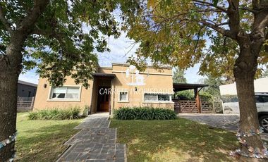 Casa en venta de 4 ambientes, pileta y cochera. Barrio San Sebastián