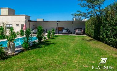 Casa en venta con piscina en Cerrillos