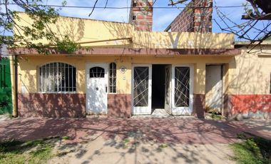 VENTA CASA CON COCHERA A 1 CUADRA DE BLAS PARERA