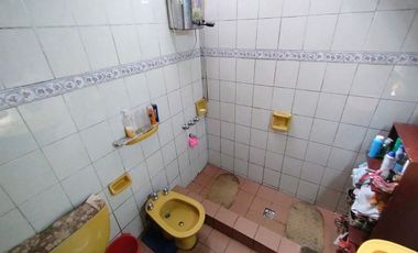 VENTA CASA CON COCHERA A 1 CUADRA DE BLAS PARERA