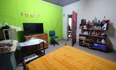 VENTA CASA CON COCHERA A 1 CUADRA DE BLAS PARERA