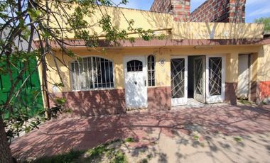 VENTA CASA CON COCHERA A 1 CUADRA DE BLAS PARERA