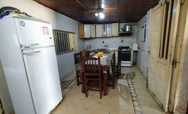 VENTA CASA CON COCHERA A 1 CUADRA DE BLAS PARERA
