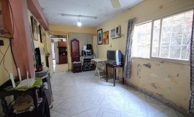 VENTA CASA CON COCHERA A 1 CUADRA DE BLAS PARERA