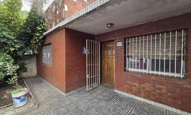 CASA 3 AMBIENTES EN VENTA EN LANÚS JARDIN COCHERA