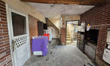 CASA 3 AMBIENTES EN VENTA EN LANÚS JARDIN COCHERA