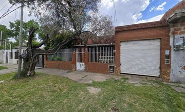 CASA 3 AMBIENTES EN VENTA EN LANÚS JARDIN COCHERA