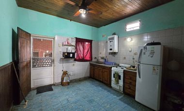 CASA 3 AMBIENTES EN VENTA EN LANÚS JARDIN COCHERA