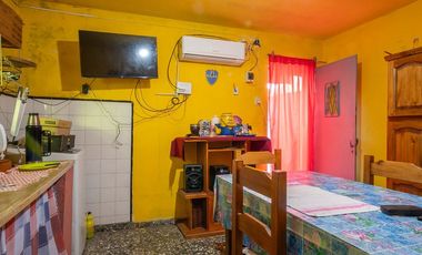VENTA CASA DOS DORMITORIOS Y DPTO INDEPENDIENTE