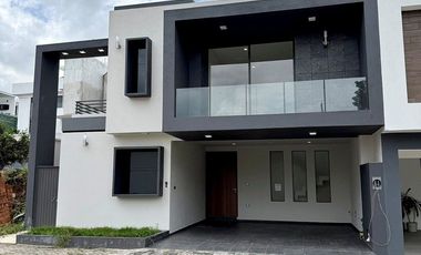 Casa en venta en Xalapa – 4 recámaras, jardín y terrazas en Paseo de la Reina
