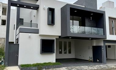 Casa en venta en Xalapa – 4 recámaras, jardín y terrazas en Paseo de la Reina