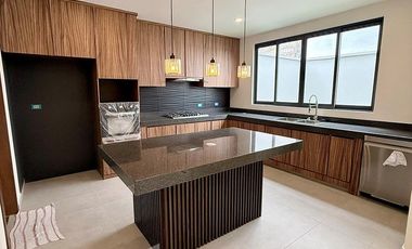 Casa en venta en Xalapa – 4 recámaras, jardín y terrazas en Paseo de la Reina