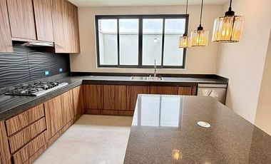Casa en venta en Xalapa – 4 recámaras, jardín y terrazas en Paseo de la Reina