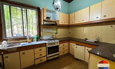 CASA y  3 LOCALES SOBRE 3 TERRENOS  EN LAS HERAS