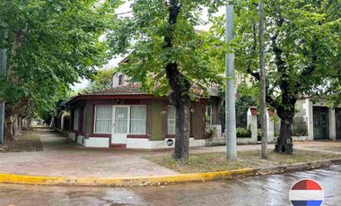 CASA y  3 LOCALES SOBRE 3 TERRENOS  EN LAS HERAS