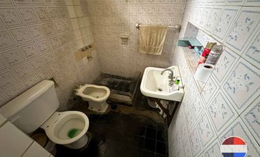 CASA y  3 LOCALES SOBRE 3 TERRENOS  EN LAS HERAS