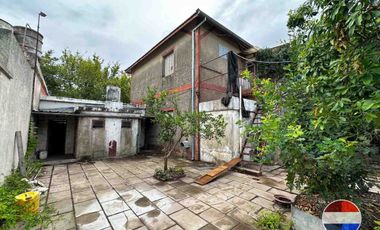 CASA y  3 LOCALES SOBRE 3 TERRENOS  EN LAS HERAS