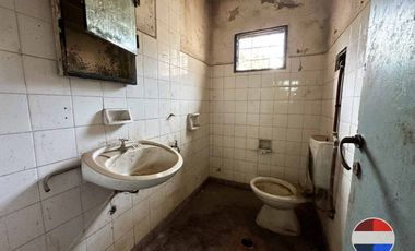 CASA y  3 LOCALES SOBRE 3 TERRENOS  EN LAS HERAS