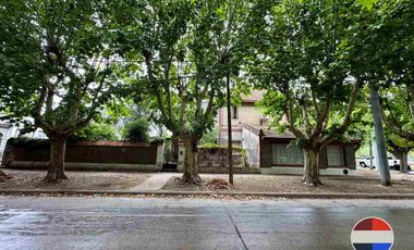 CASA y  3 LOCALES SOBRE 3 TERRENOS  EN LAS HERAS