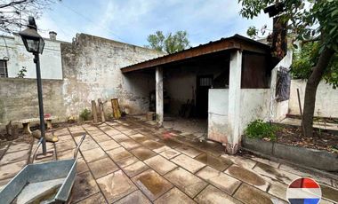 CASA y  3 LOCALES SOBRE 3 TERRENOS  EN LAS HERAS