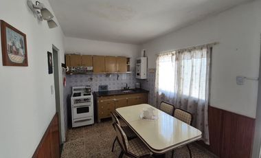 VENTA CASA LOTE PROPIO CON GALPON EN WILDE 10 X 46