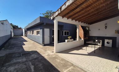 VENTA CASA LOTE PROPIO CON GALPON EN WILDE 10 X 46