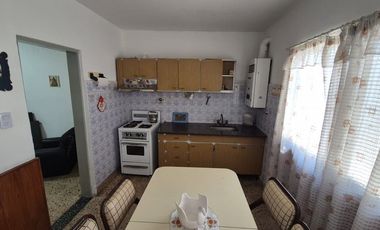 VENTA CASA LOTE PROPIO CON GALPON EN WILDE 10 X 46