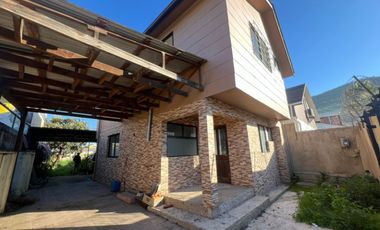 Casa en venta c/ estacionamiento en San Francisco de Limache