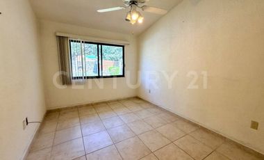 Casa en venta en Tulipanes, Lomas de Cocoyoc, Morelos