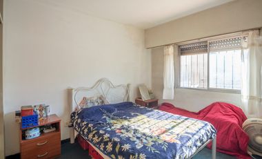 Venta Casa Dúplex de 3 ambientes con patio, cocheras para dos autos, en Carapachay.