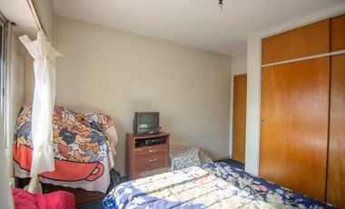 Venta Casa Dúplex de 3 ambientes con patio, cocheras para dos autos, en Carapachay.