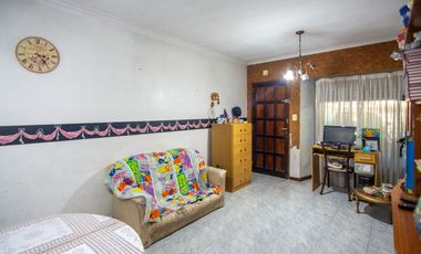 Venta Casa Dúplex de 3 ambientes con patio, cocheras para dos autos, en Carapachay.