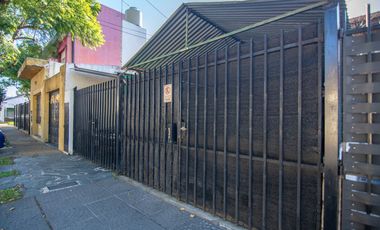 Venta Casa Dúplex de 3 ambientes con patio, cocheras para dos autos, en Carapachay.