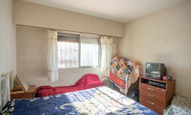 Venta Casa Dúplex de 3 ambientes con patio, cocheras para dos autos, en Carapachay.