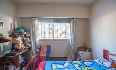 Venta Casa Dúplex de 3 ambientes con patio, cocheras para dos autos, en Carapachay.