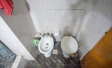 Venta Casa Dúplex de 3 ambientes con patio, cocheras para dos autos, en Carapachay.