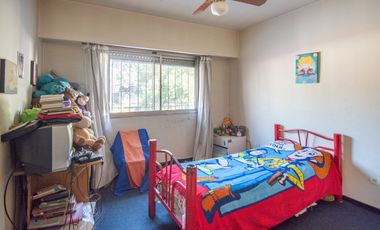 Venta Casa Dúplex de 3 ambientes con patio, cocheras para dos autos, en Carapachay.