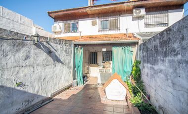 Venta Casa Dúplex de 3 ambientes con patio, cocheras para dos autos, en Carapachay.