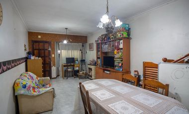 Venta Casa Dúplex de 3 ambientes con patio, cocheras para dos autos, en Carapachay.