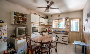 Venta Casa Dúplex de 3 ambientes con patio, cocheras para dos autos, en Carapachay.