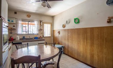 Venta Casa Dúplex de 3 ambientes con patio, cocheras para dos autos, en Carapachay.
