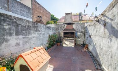 Venta Casa Dúplex de 3 ambientes con patio, cocheras para dos autos, en Carapachay.
