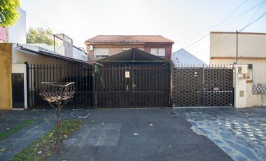 Venta Casa Dúplex de 3 ambientes con patio, cocheras para dos autos, en Carapachay.