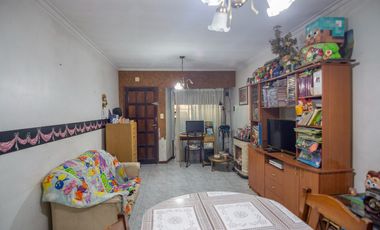 Venta Casa Dúplex de 3 ambientes con patio, cocheras para dos autos, en Carapachay.