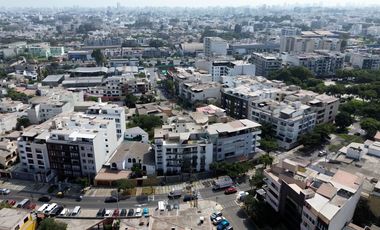 AMPLIO DUPLEX 256M2, 04 DORMITORIOS,BIEN DISTRIBUIDO,VISTA EXTERIOR, VALLE HERMOSO, SURCO