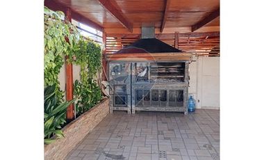 Espaciosa casa, Linderos, Alto Sacramento